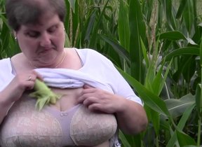 This obese mama loves to play in a cornfield